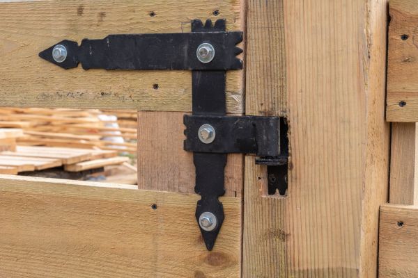 Gate Hinge Adjustment in Chattanooga